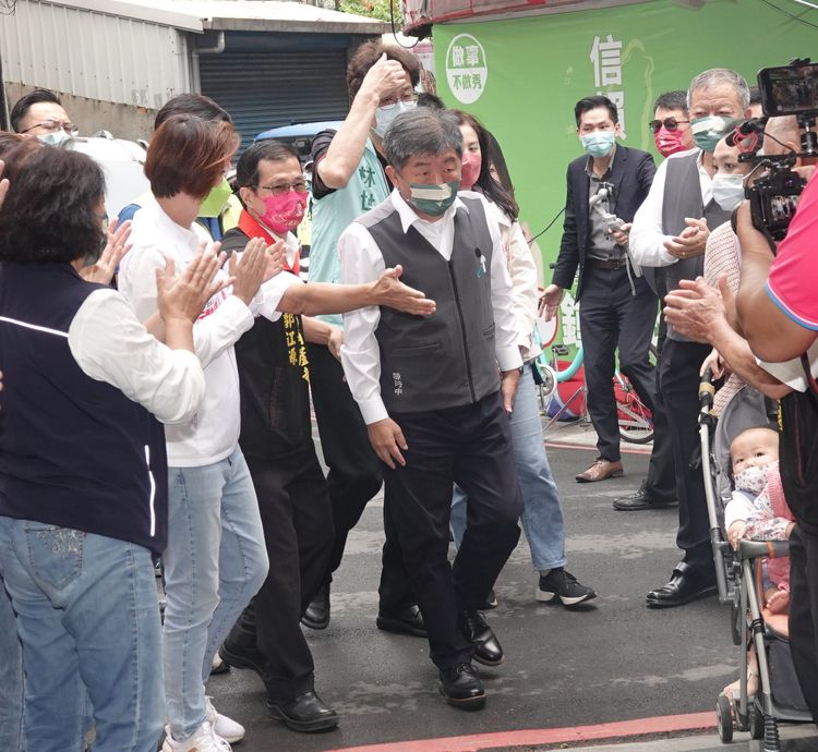 陳時中（中）遭黃珊珊酸，離開就不講「我負責」了。陳德興攝