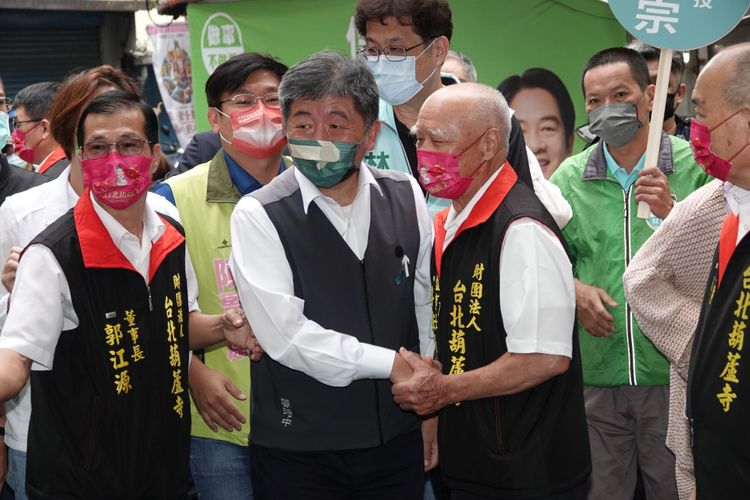陳時中（中）說70分是全民防疫的成果。陳德興攝