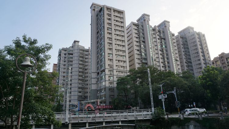 區段不少屋齡超過20年中古屋，房價已站穩2字頭。葉家銘攝