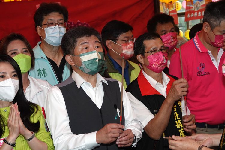 陳時中（前左2）重申，自己一向的講法都是，「我們的敵人是病毒。」陳德興攝