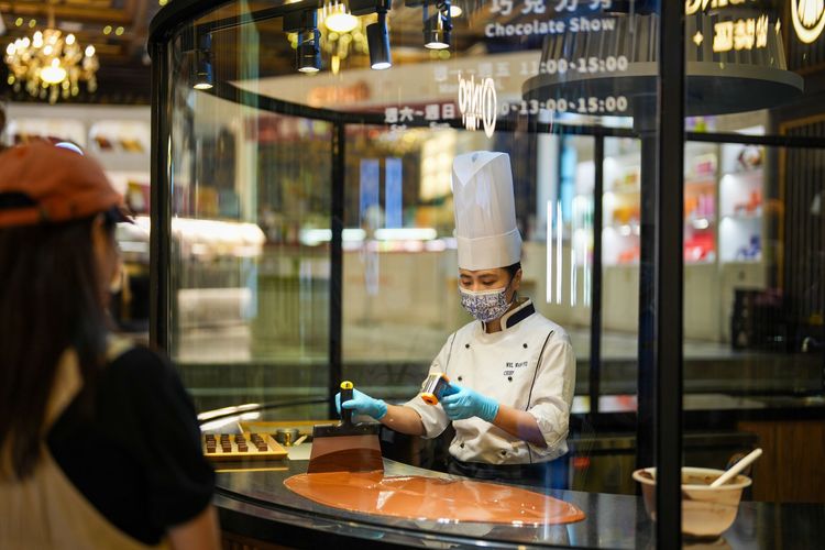 魏婉羽示範調溫巧克力製作。田欣雲攝