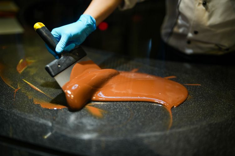 大理石調溫法透過桌面，讓巧克力溫度下降。田欣雲攝