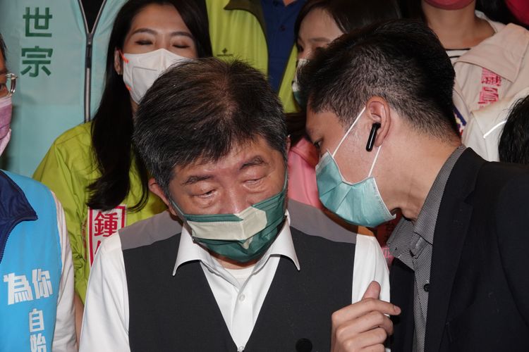 陳時中（中）表示，再來一次，不見得承擔得起生離死別。陳德興攝