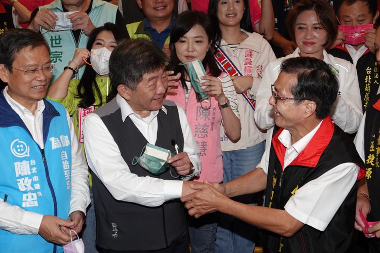 陳時中（前中）強調，責任來就扛。陳德興攝