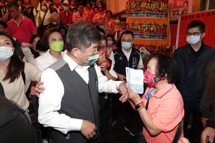 陳時中（中）認為，對防疫期間受傷的民眾感到抱歉。陳德興攝