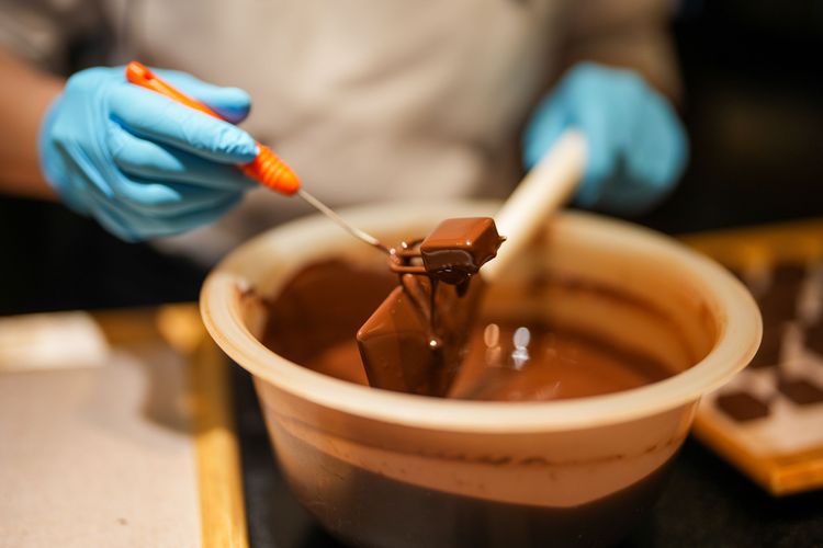 插起一顆顆85%頂級生巧克力內餡，在外頭包覆起65%的黑巧克力。田欣雲攝