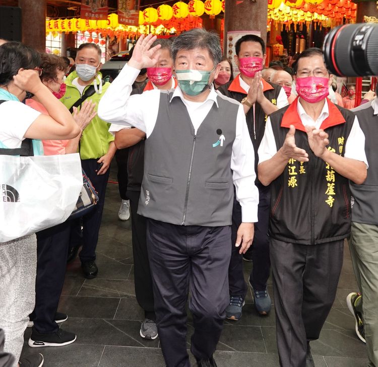 陳時中（中）說，自己離開體制，就應該要尊重衛福部。陳德興攝