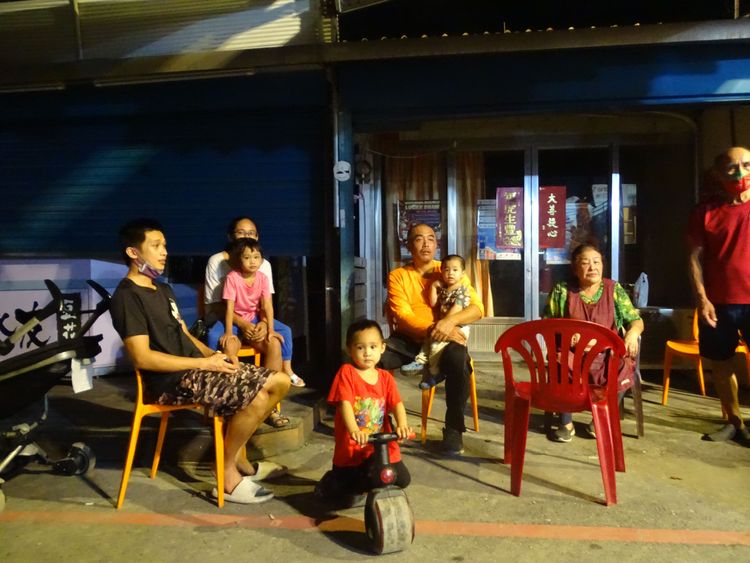 附近住戶不敢回家，排排坐在街道上。江孟謙攝