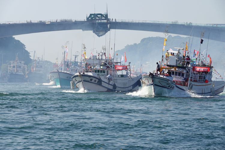 百艘海上遶境船團從漁港魚貫駛出。林泊志攝