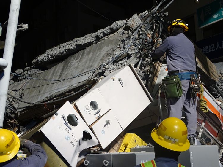 拆除作業前，工程單位爬到斷垣殘壁上觀察情況。江孟謙攝