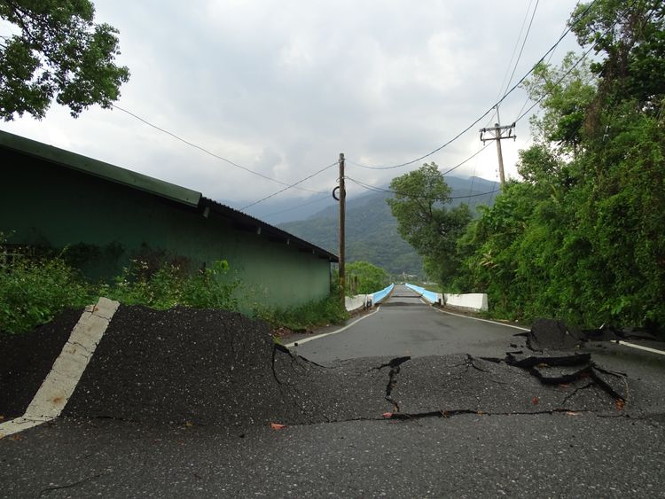 崙天大橋地面多處隆起。江孟謙攝
