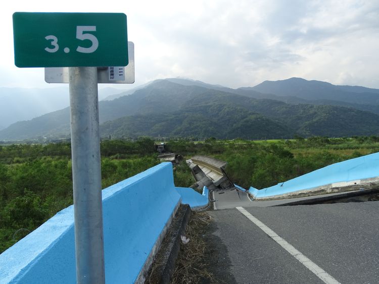 崙天大橋斷裂處怵目驚心。江孟謙攝