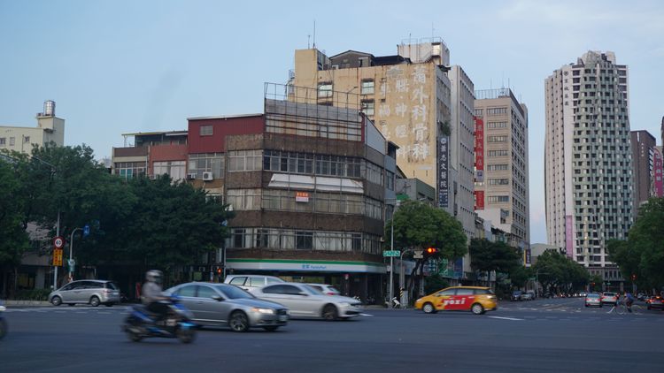 文化中心生活圈各項生活機能均已完善，為高雄早期豪宅聚落。葉家銘攝