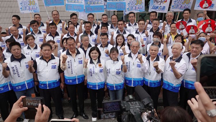 張麗善發表競選連任理念並介紹團隊成員。魏嘉良攝