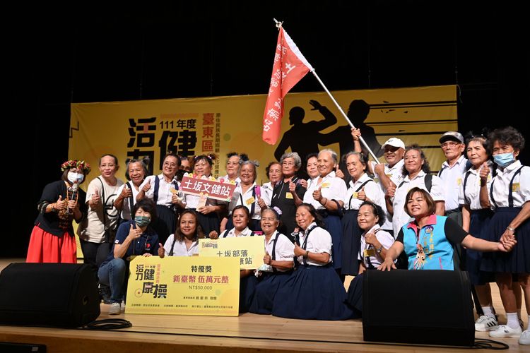 土坂部落長輩們特別到處借小學生的制服，穿起來相當可愛。台東縣府提供