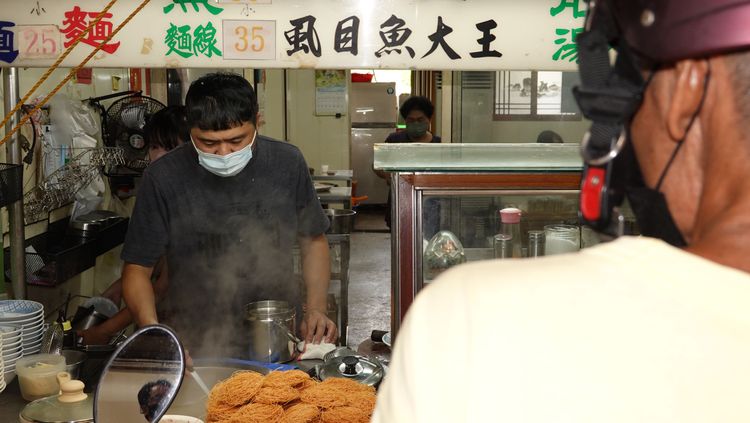 客人提早來買，謝宏昌也煮好魚湯供應，盡量滿足客人需求。魏嘉良攝