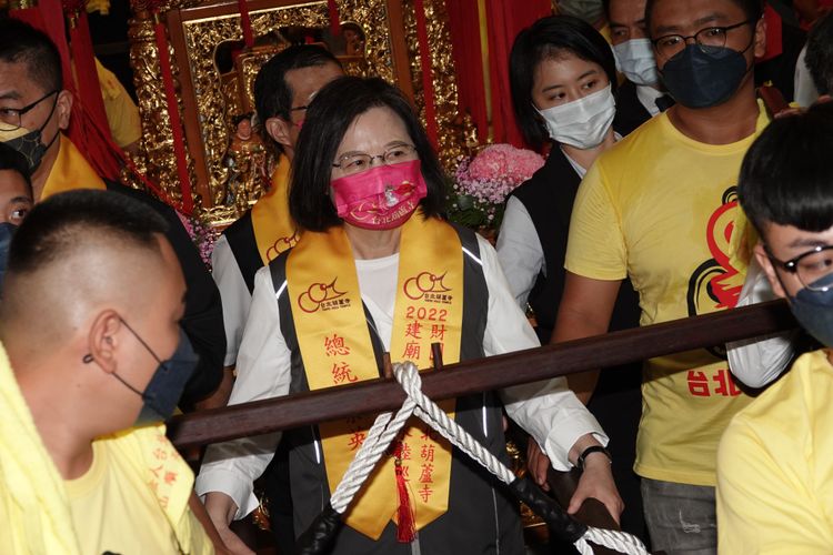 蔡英文說，過去2年多，靠全民團結和各大神明保佑控制疫情。陳德興攝