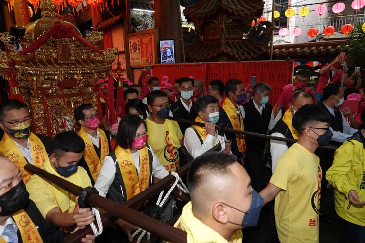 蔡英文與陳時中共同出席「九聖齊臨 水陸除瘟遶境起駕大典」。陳德興攝