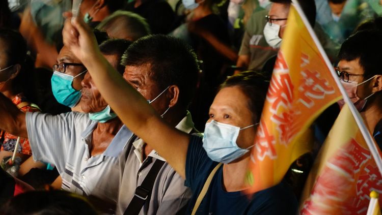 虎尾競總晚會成立現場湧入5000支持者熱情搖旗吶喊。魏嘉良攝