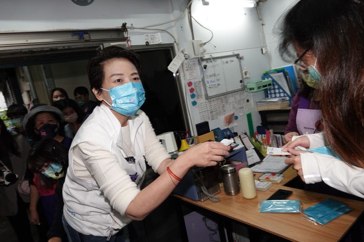 黃珊珊走訪直興市場。陳德興攝
