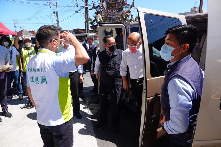 行政院長蘇貞昌到宜蘭力挺同黨縣長參選人，蘇揆抵達時，江聰淵向蘇揆致敬。林泊志攝