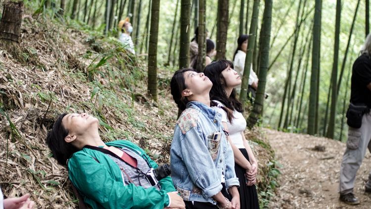 體驗民眾猛吸清新空氣感受豐富負離子含量。洪志遠提供