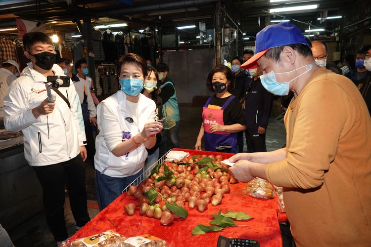黃珊珊走訪直興市場。陳德興攝