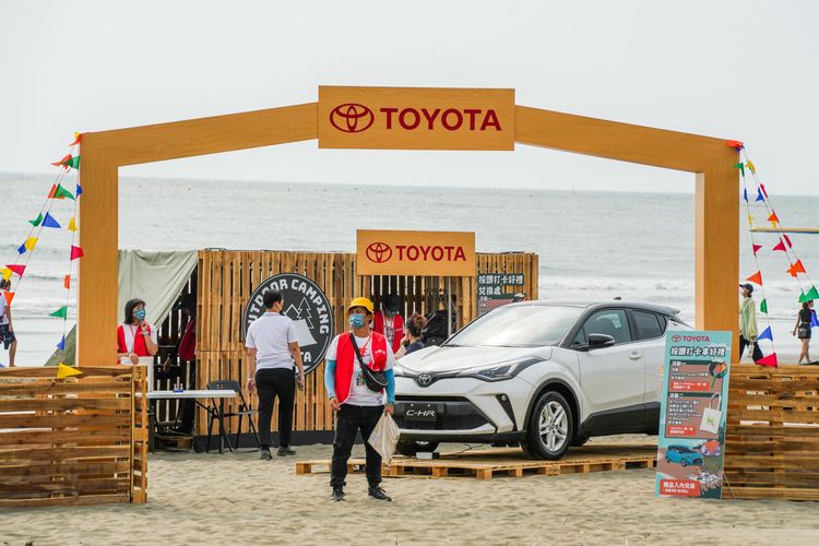 2022「春浪海線・台南」由「TOYOTA 一車一樹」贊助，現場展示多款新車。田欣雲攝