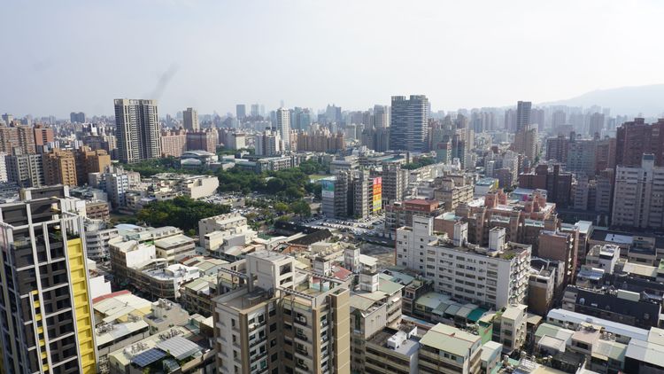 高雄待售戶將達2.2萬戶，購屋族能否接受高漲房價仍待商榷。葉家銘攝