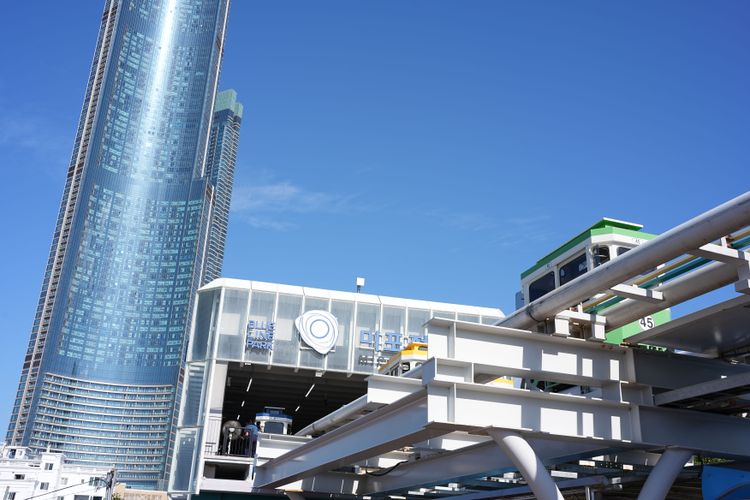 開通於2020年10月左右的「海雲台Blueline Park海濱列車」，是由位於海雲台「尾浦」、「青沙浦」至「松亭」區段長達4.8公里的舊鐵道所改建而成。黃盈甄攝