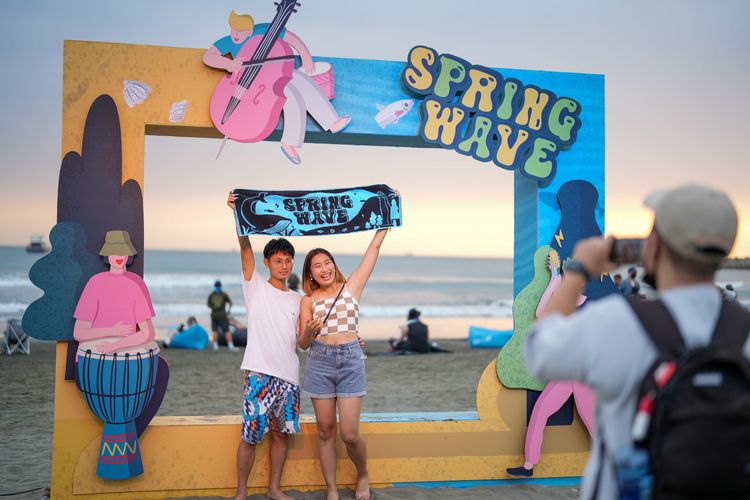 不只安排活動背板讓遊客拍照，還布置了燈光打亮人像。田欣雲攝