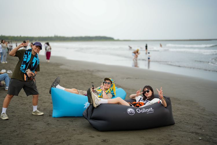 在海濱躺臥在充氣式沙發上打卡拍照，氛圍非常chill。田欣雲攝