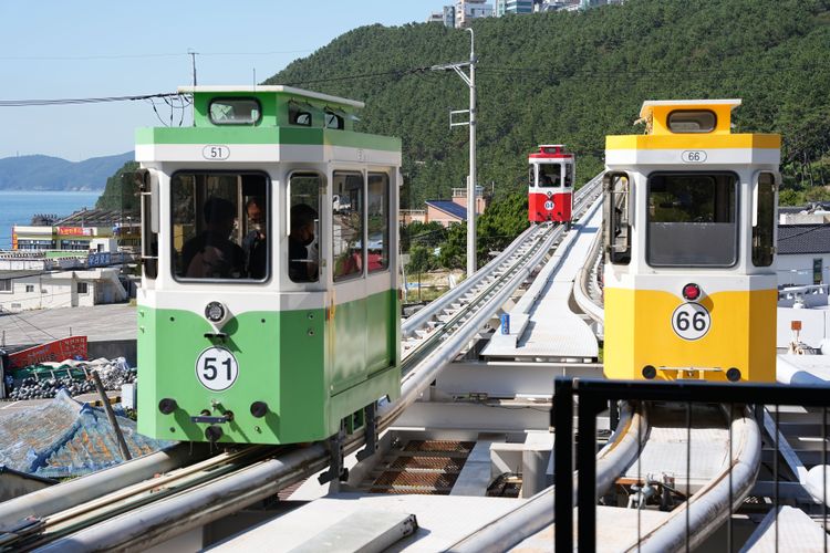 「天空艙」則是行駛於約10公尺寬空中軌道的單軌車廂。黃盈甄攝