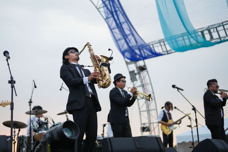 沙灘中央「鯨魚舞台」白天帶來雷鬼曲風，黃昏之後改為放送電子音樂。田欣雲攝