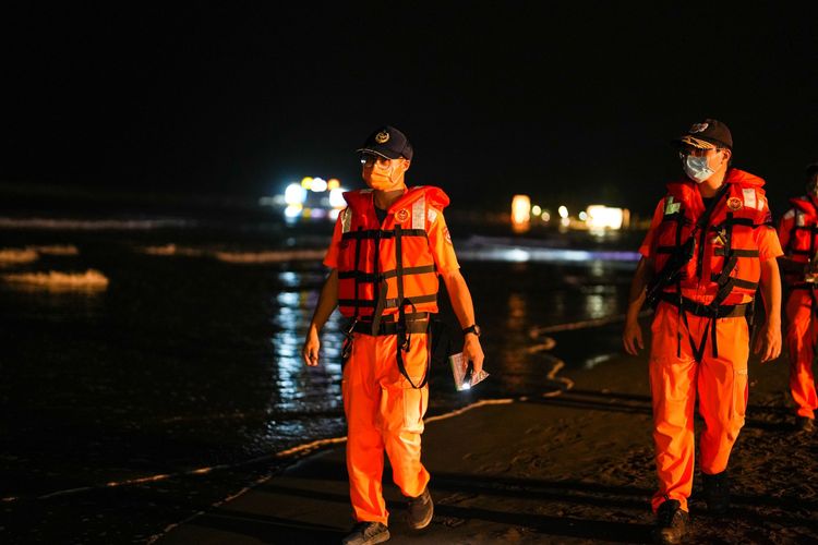 現場有海巡人員維護安全。田欣雲攝