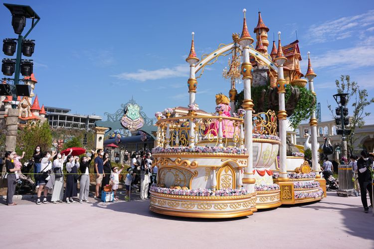 園區每天將上演兩場花車遊行。黃盈甄攝