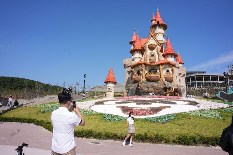喜愛角色扮演的旅客可在園區內租借韓式學生服（2萬韓元含（約新台幣415元）／天）在園區內拍照打卡。黃盈甄攝