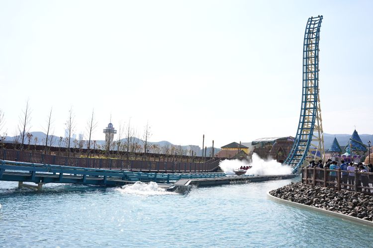 從40米半空垂直落下的「Giant Splash」，可享受被水花噴濺的快感。黃盈甄攝