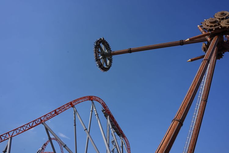 如鐘擺般大幅度擺盪的「Giant Swing」。黃盈甄攝