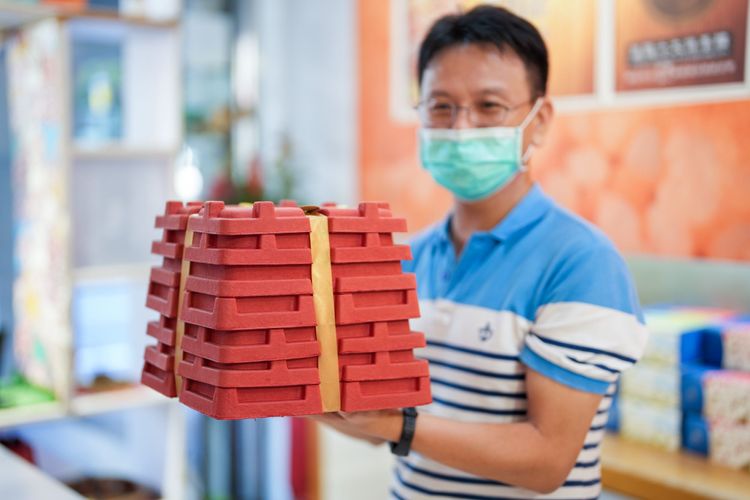 外觀四面都是囍字的「香囍臨門」囍字禮盒，獲得德國iF設計獎肯定。