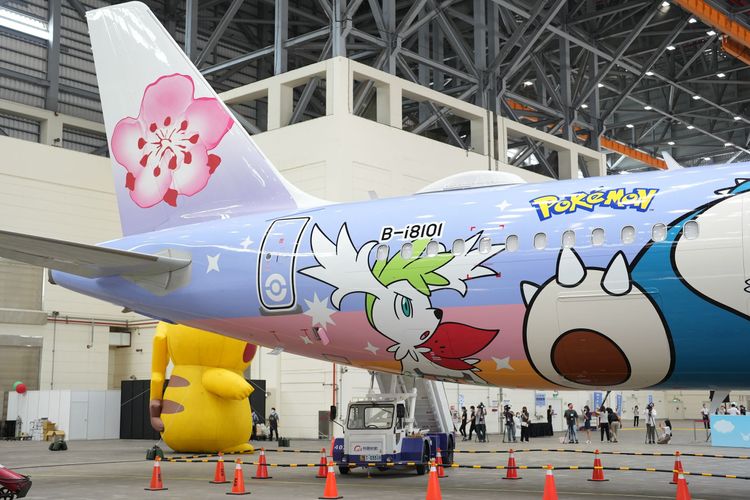 華航「皮卡丘彩繪機CI」機身底色配合華航企業識別色系及飛機尾翼的紅梅揚姿。田欣雲攝