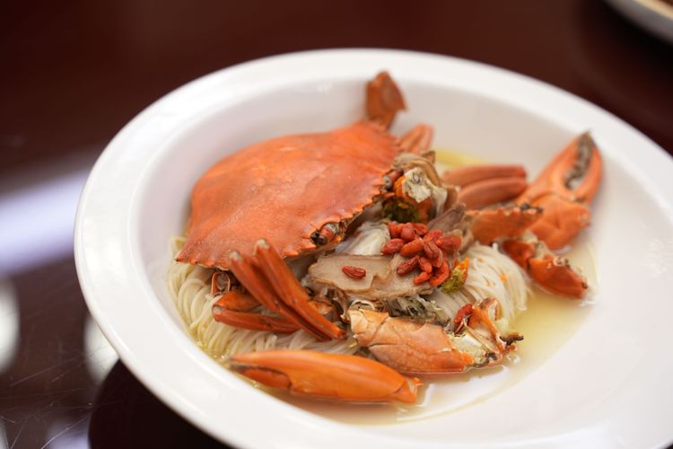 「麻油紅蟳長壽卷」。黃盈甄攝