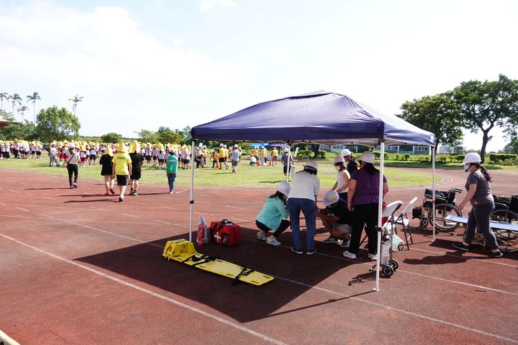 學生疏散到操場。林泊志攝
