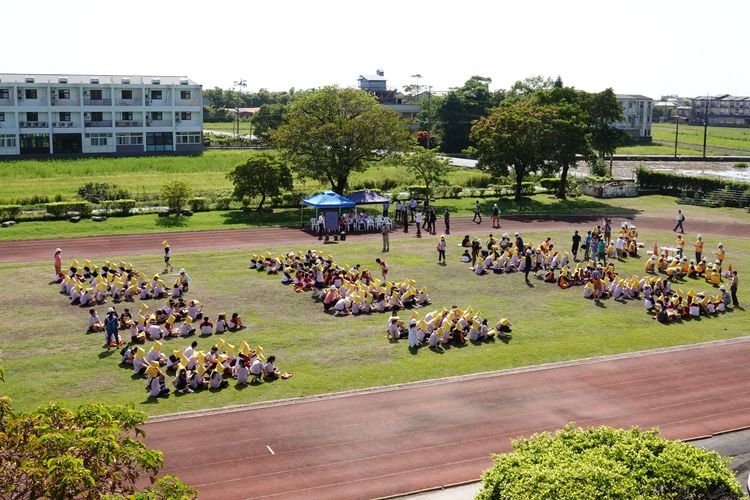 學生疏散到操場避難。林泊志攝