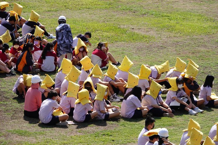 學生疏散到操場避難。林泊志攝