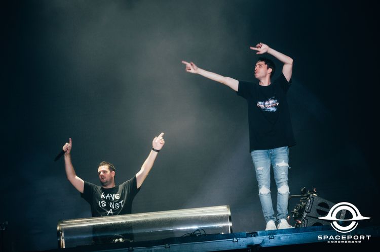 荷蘭電音雙人組W&W嗨翻全場。太空港音樂嘉年華提供