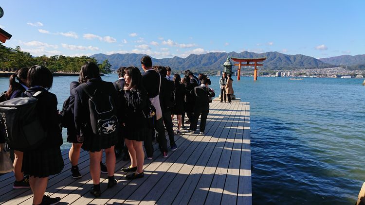 嚴島神社的海上鳥居是拍照熱門景點。張翠蘭攝