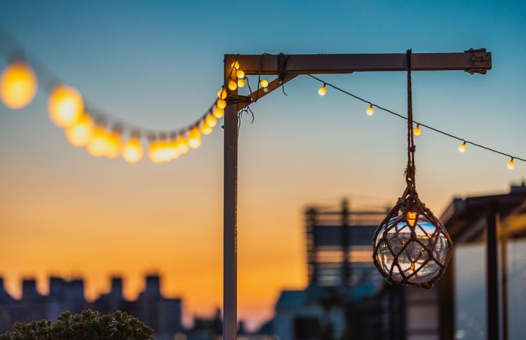 傍晚在「ROOF私廚小酒館」可欣賞絕美的暮色。季子弘提供