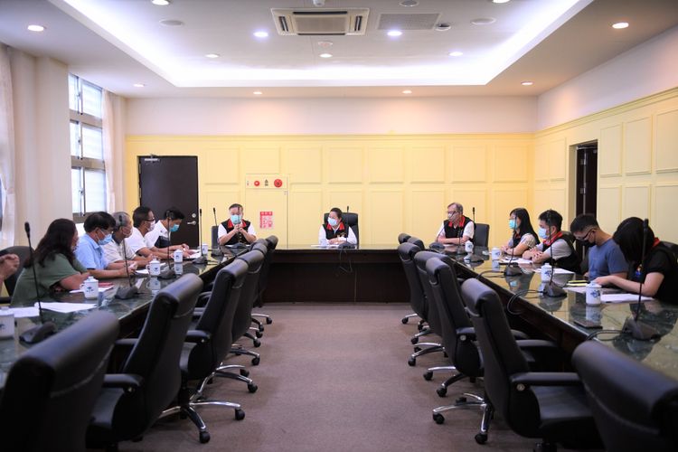 花蓮民間企業與縣府對談，徐榛蔚主持會議。花蓮縣政府提供