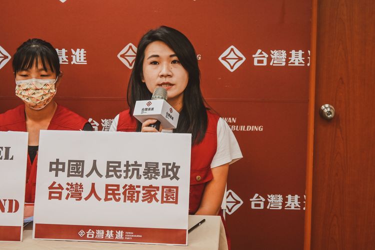 李雨蓁批評，藍白陣營將台灣置於險境，呼籲民眾透過民主選舉將之下架。台灣基進提供 